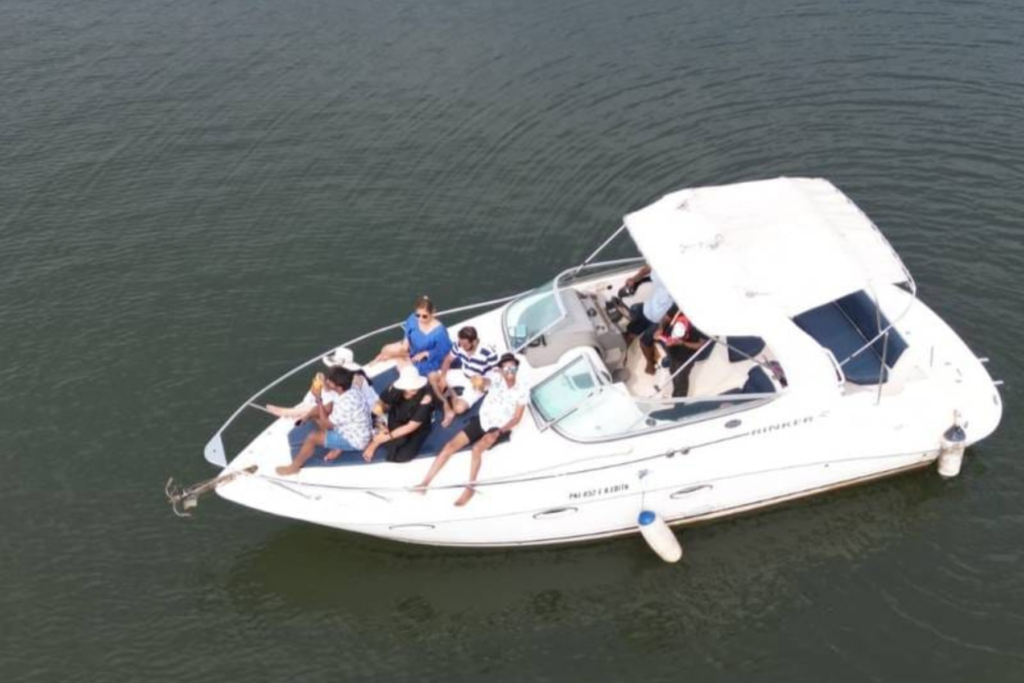 Rinker Yacht (1)